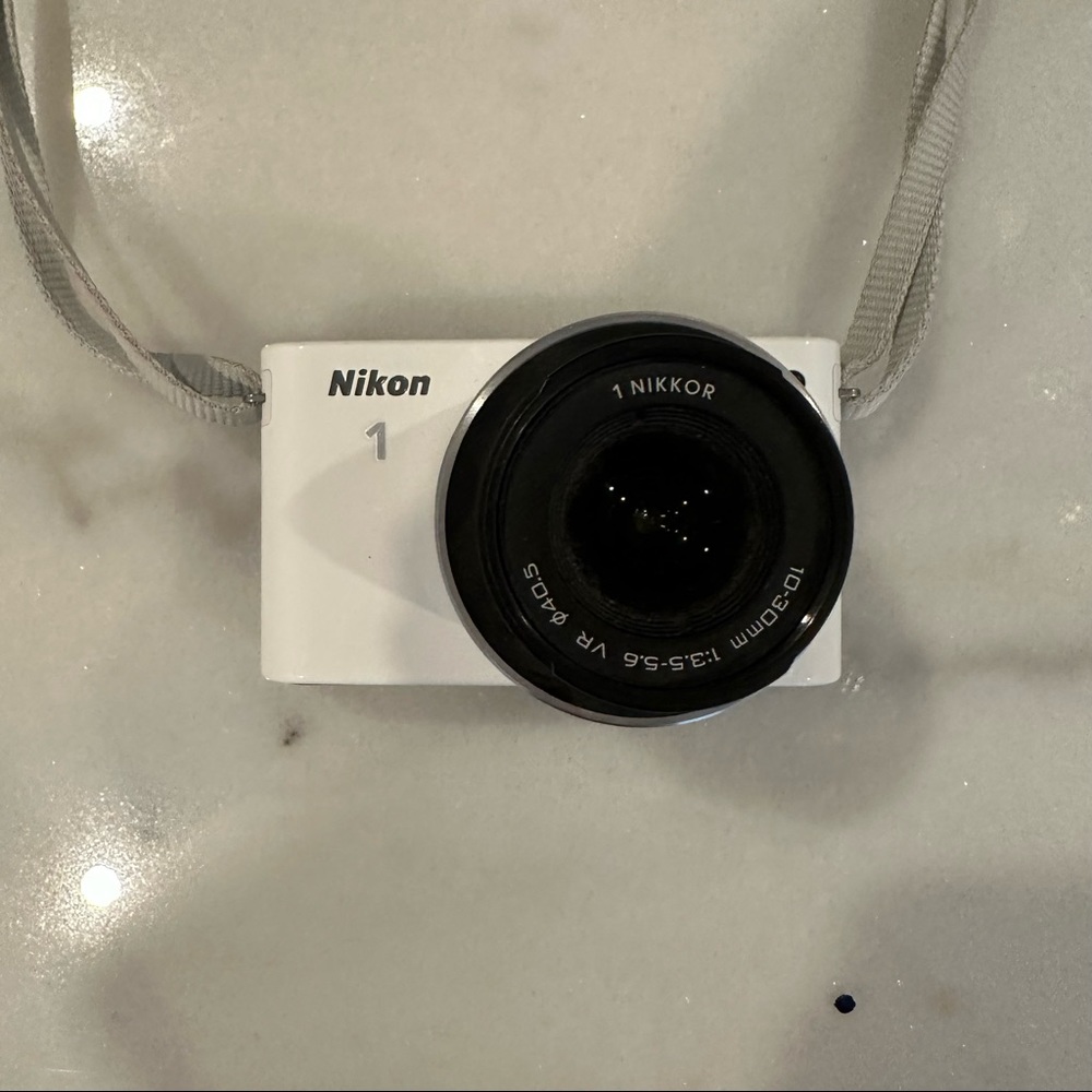 Nikon 1 J1 Mirrorless Digital Camera with 10-30mm VR Zoom Lens (White)